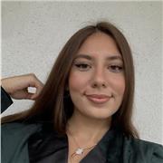 Studentin gibt Nachhilfe für die Grundschule